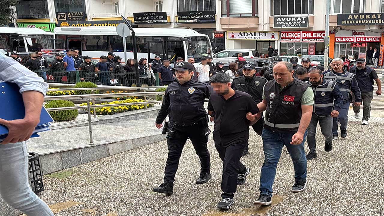 Noter yalanıyla büyük vurgun! 55 ilde araç sahiplerini dolandıran şebeke hakim karşısında cezaevini boyladı!