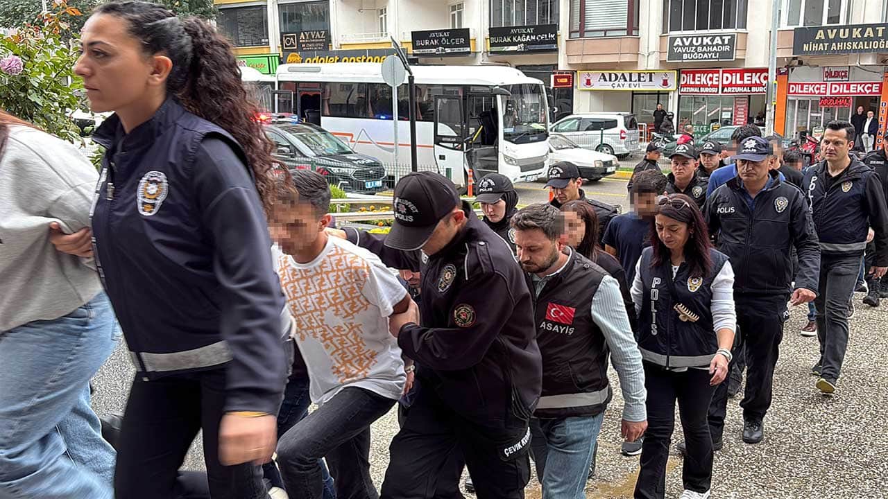 Foto - Noter yalanıyla büyük vurgun! 55 ilde araç sahiplerini dolandıran şebeke hakim karşısında cezaevini boyladı!