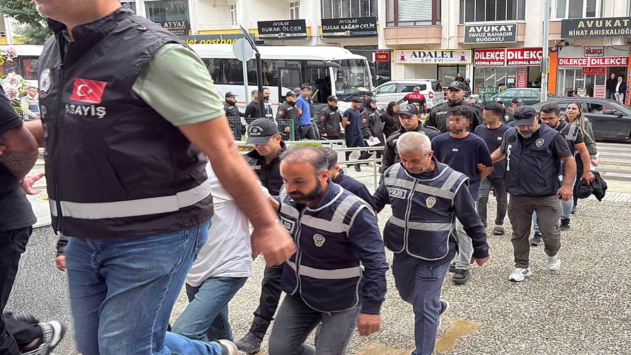 Foto - Noter yalanıyla büyük vurgun! 55 ilde araç sahiplerini dolandıran şebeke hakim karşısında cezaevini boyladı!