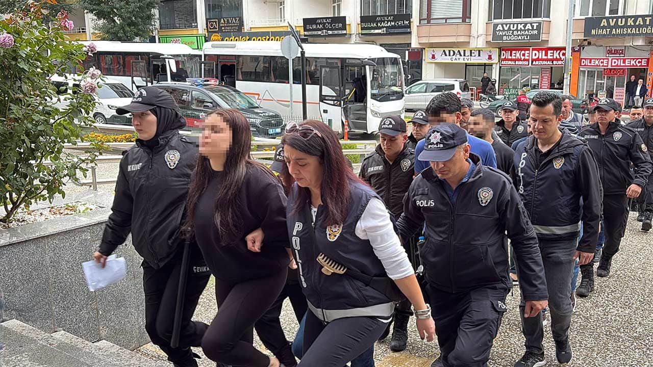 Foto - Noter yalanıyla büyük vurgun! 55 ilde araç sahiplerini dolandıran şebeke hakim karşısında cezaevini boyladı!