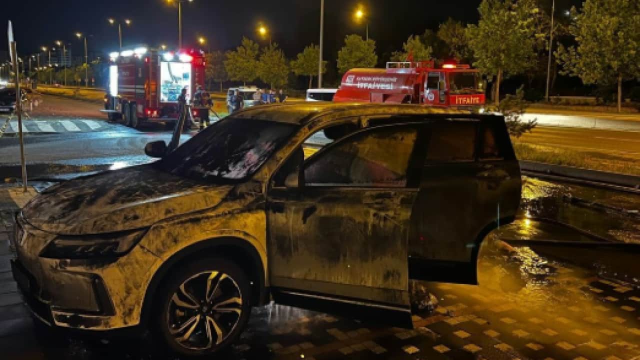 Foto - O otomobil saatli bomba gibi: Yedi ayda dokuzuncu yangın!