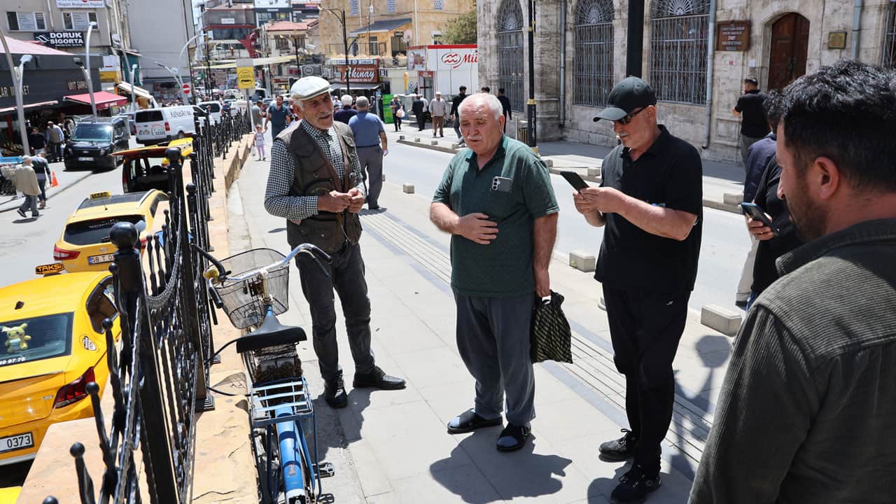 Foto - Oğul veren kovandan ayrılan arılar bir bisiklette toplandı