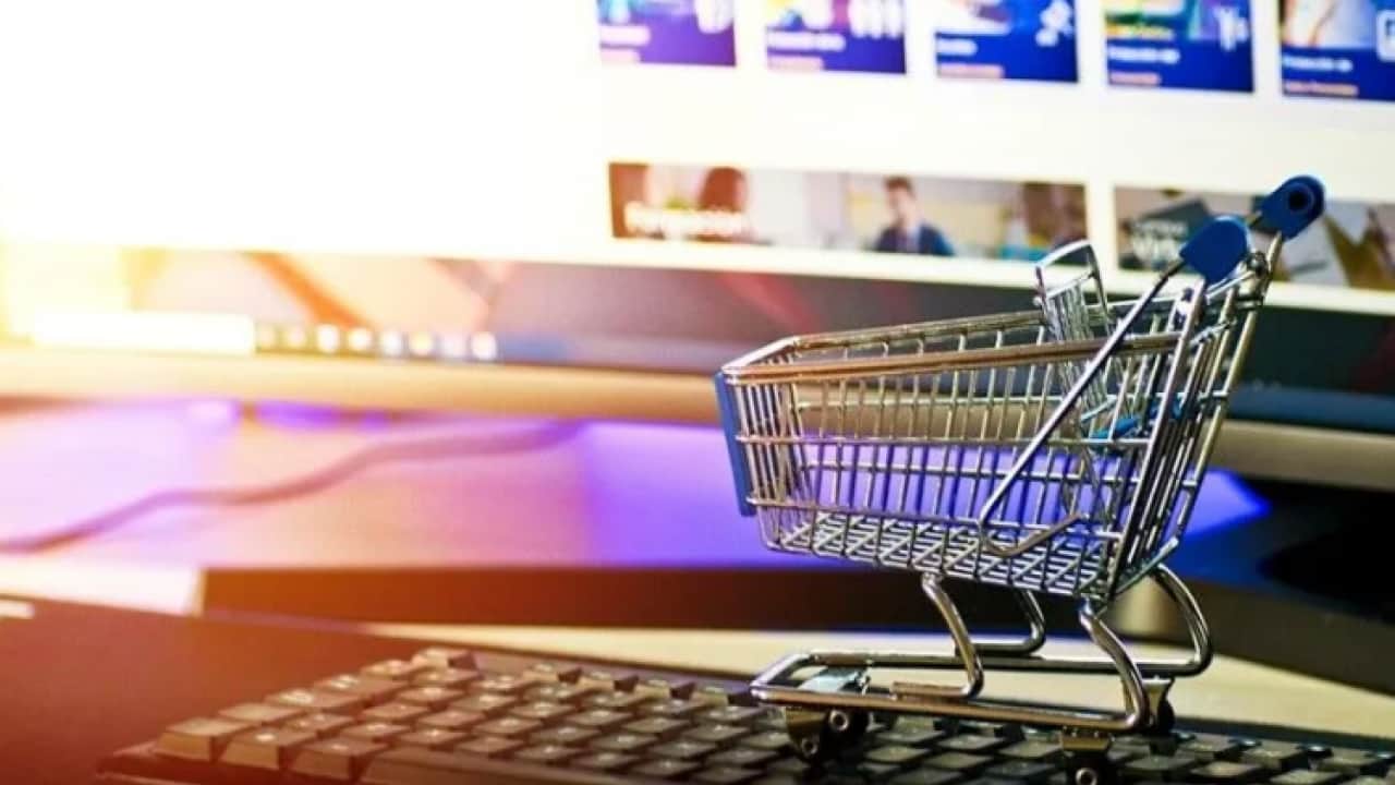 Okula dönüş araştırmasında çarpıcı alışveriş sonuçları… Velilerin gözü giyimde öğrencinin bilgisayarda