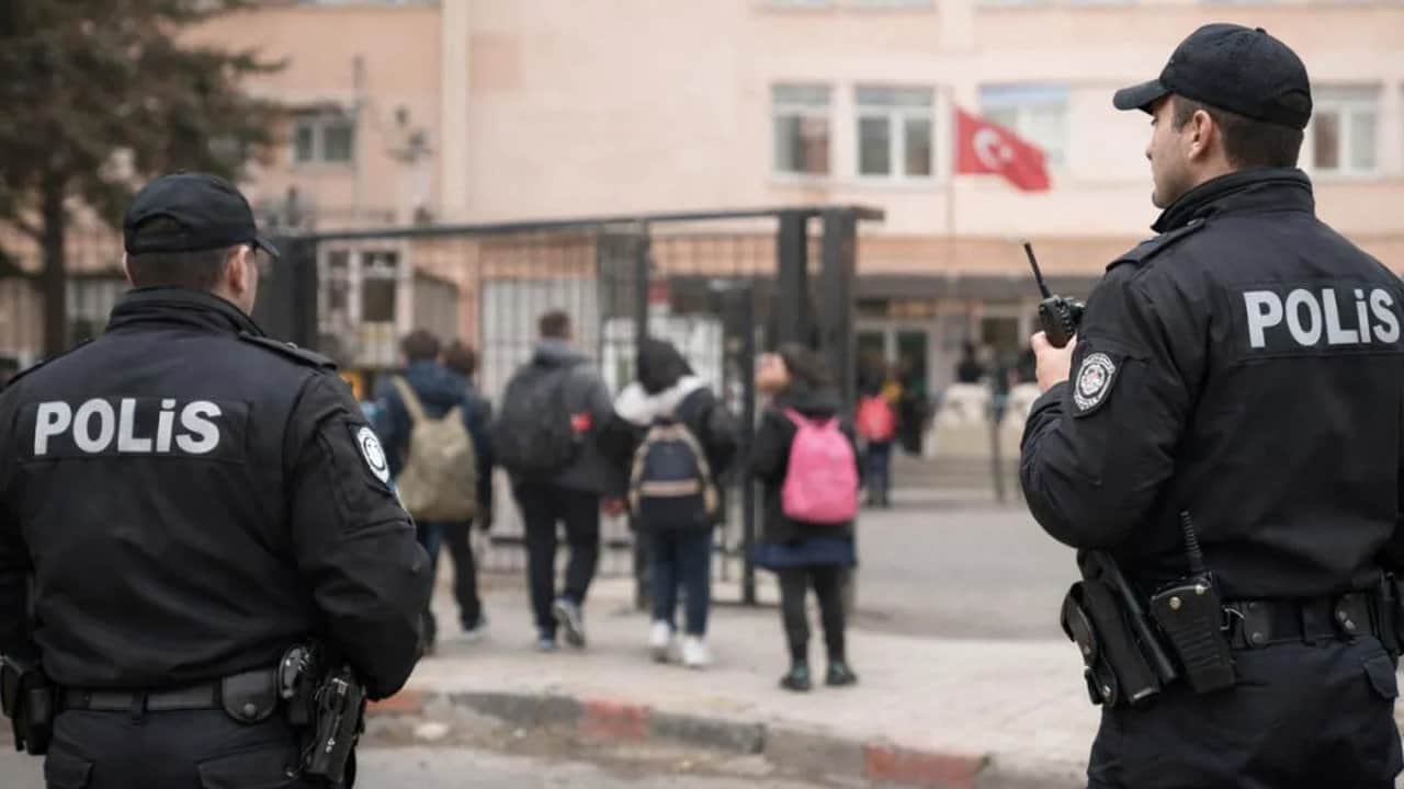 Foto - Okulda büyük skandal! Tuvalette silah bulundu, sahibi ağızları açık bıraktı