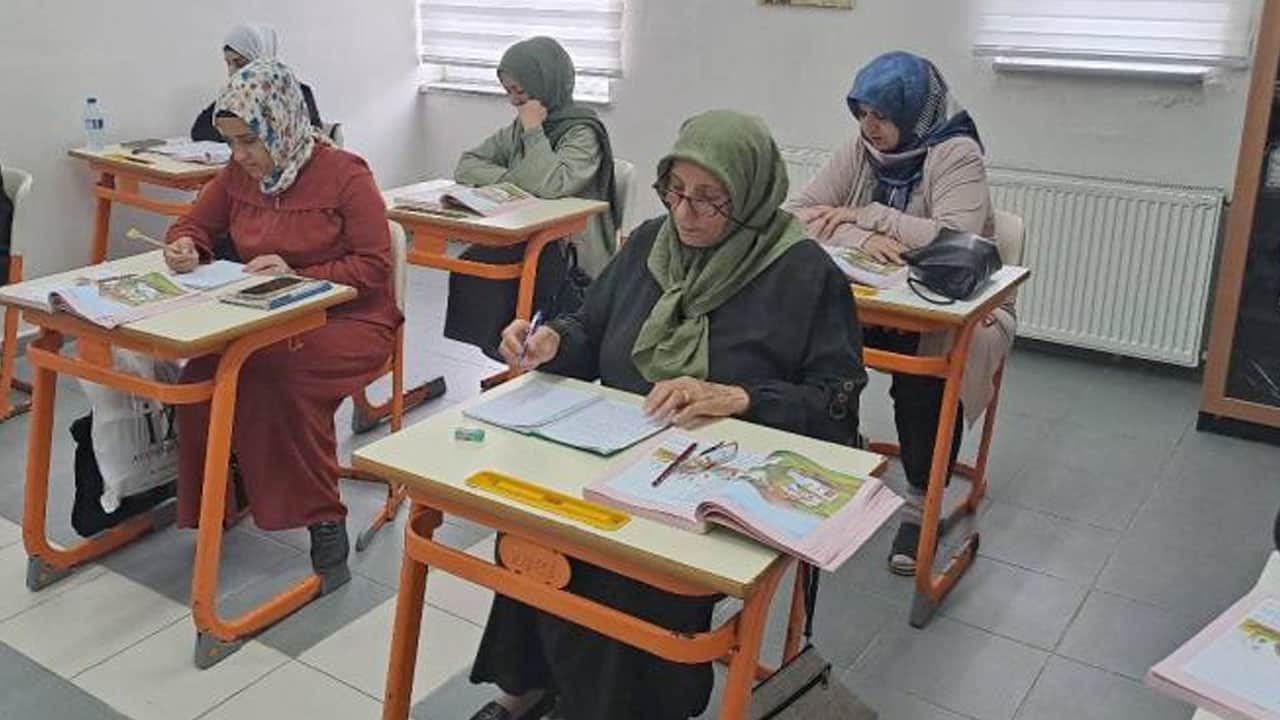 Foto - Okuryazarlık Seferberliği'nden sonra 8 yılda 450 binden fazla kadın okuryazar oldu