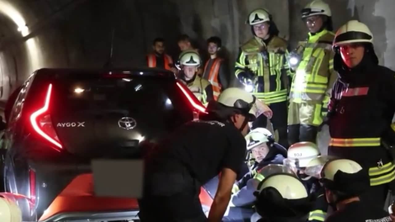 Olmayacak şey oldu! Sürücü, otomobiliyle yanlışlıkla metro tüneline girdi