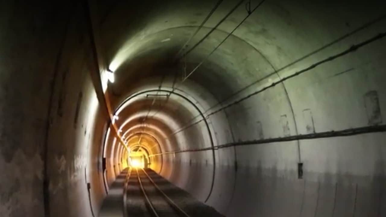Foto - Olmayacak şey oldu! Sürücü, otomobiliyle yanlışlıkla metro tüneline girdi