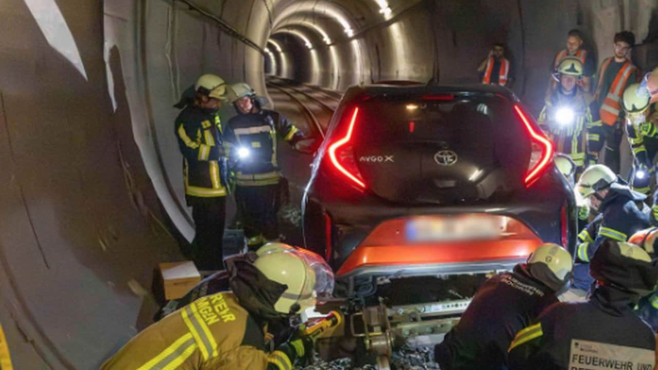 Foto - Olmayacak şey oldu! Sürücü, otomobiliyle yanlışlıkla metro tüneline girdi