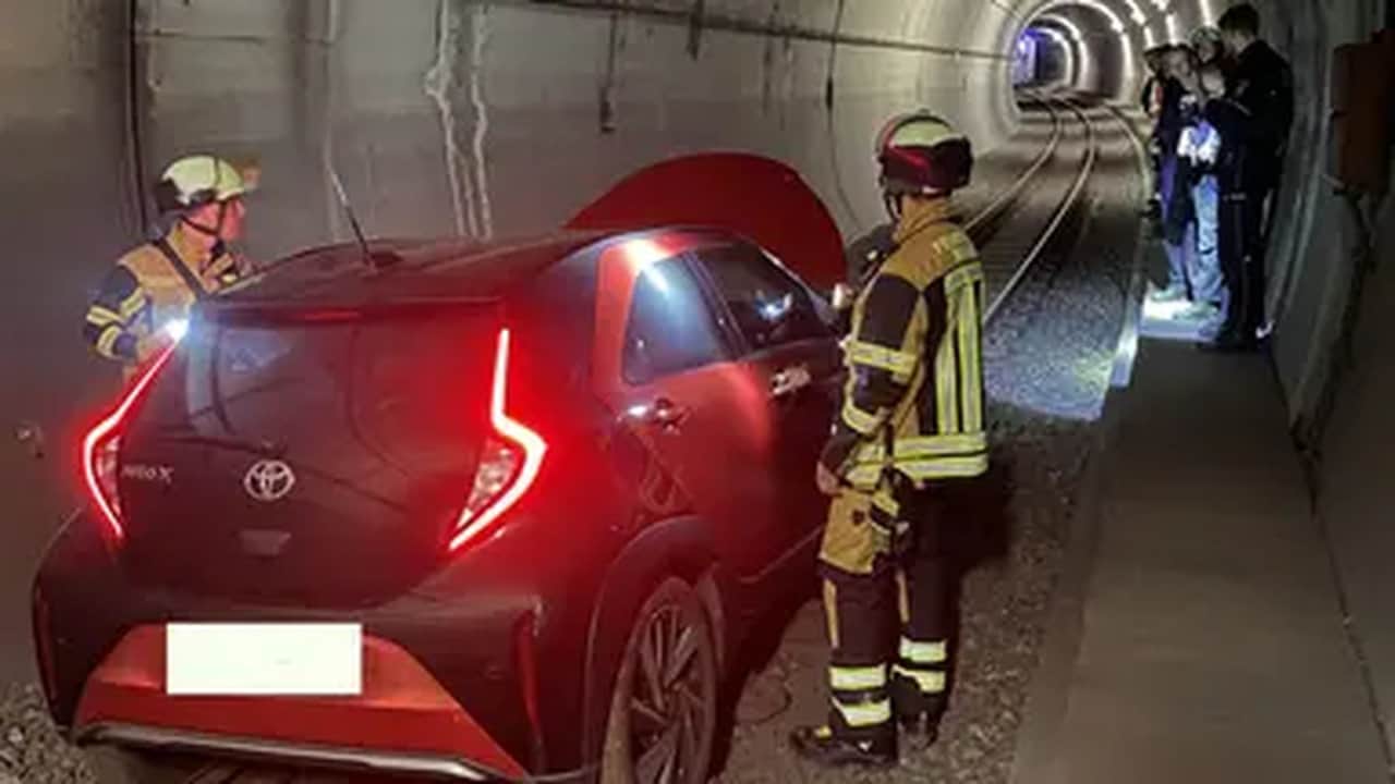 Foto - Olmayacak şey oldu! Sürücü, otomobiliyle yanlışlıkla metro tüneline girdi