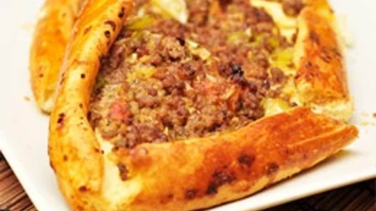 Foto - Önünde kuyruklar oluşan ünlü firmada mideleri bulandıran ihanet! Dana eti diye eşek eti yedirmişler