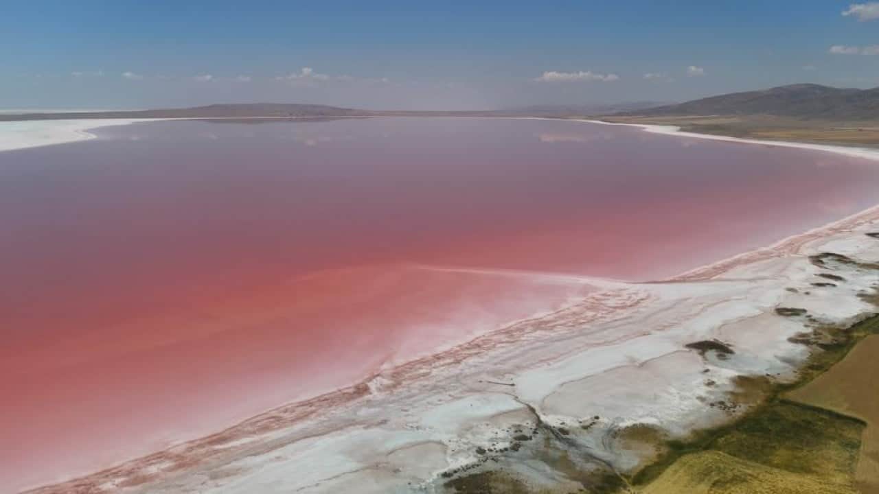 Ortopedik rahatsızlıkları olanlar akın ediyor! Tuz Gölü pembe renge büründü