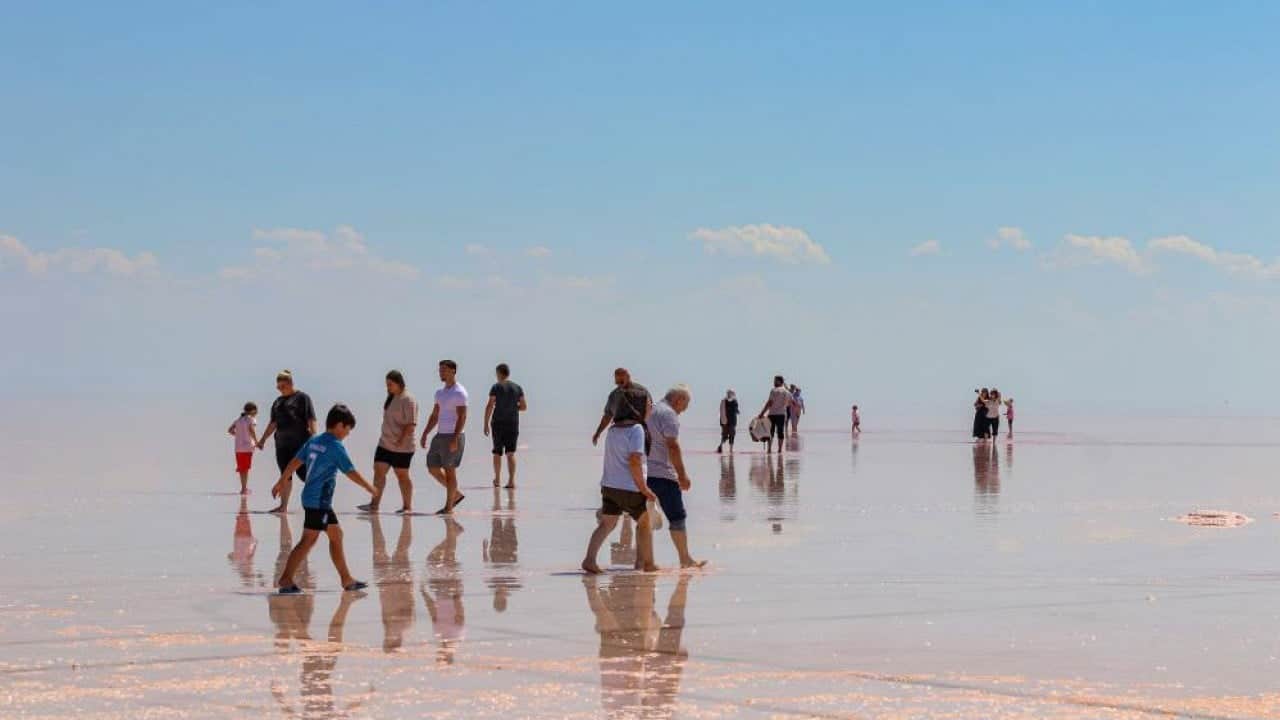 Foto - Ortopedik rahatsızlıkları olanlar akın ediyor! Tuz Gölü pembe renge büründü
