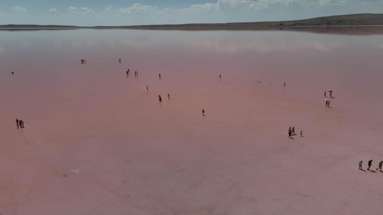 Foto - Ortopedik rahatsızlıkları olanlar akın ediyor! Tuz Gölü pembe renge büründü
