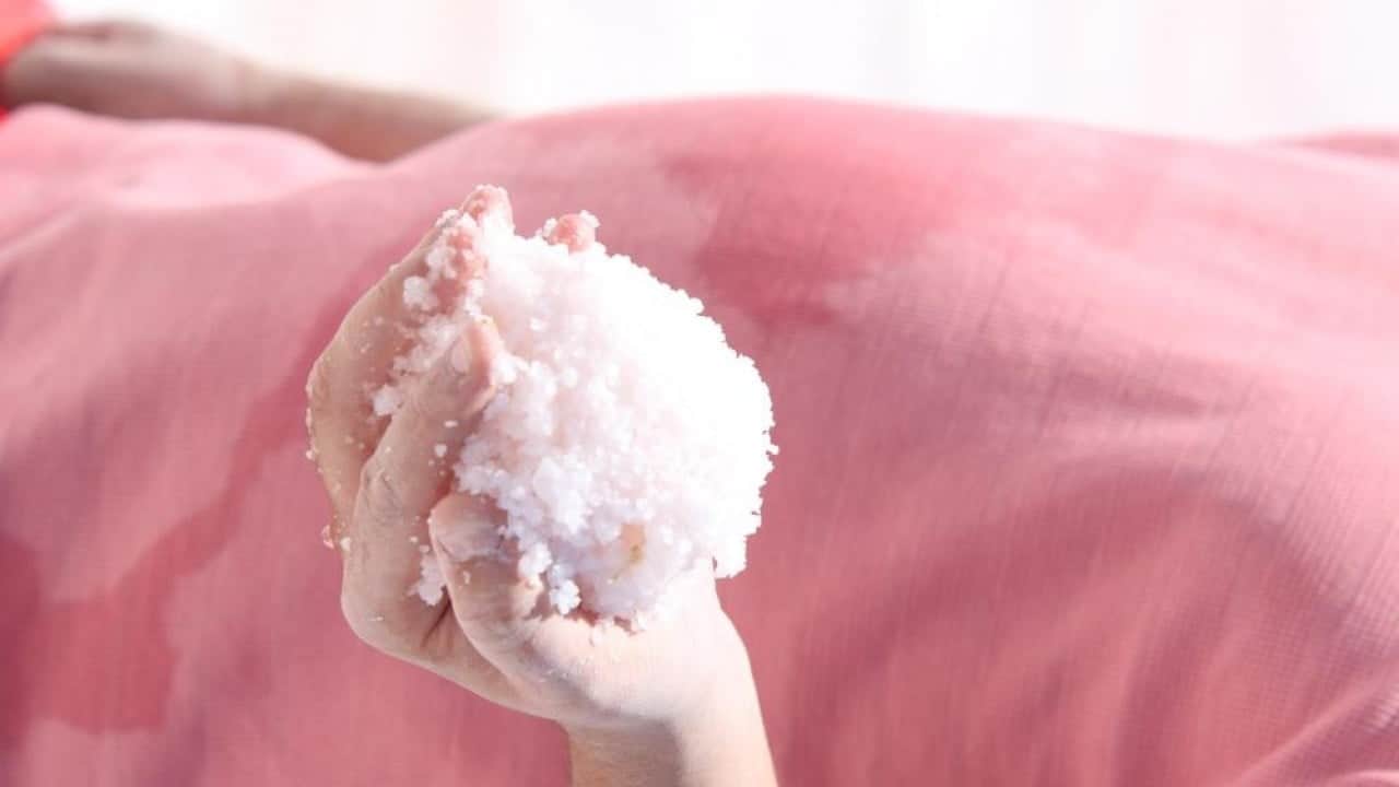Foto - Ortopedik rahatsızlıkları olanlar akın ediyor! Tuz Gölü pembe renge büründü