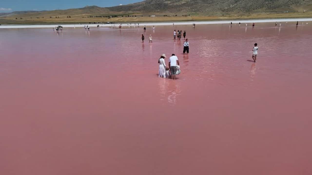 Foto - Ortopedik rahatsızlıkları olanlar akın ediyor! Tuz Gölü pembe renge büründü