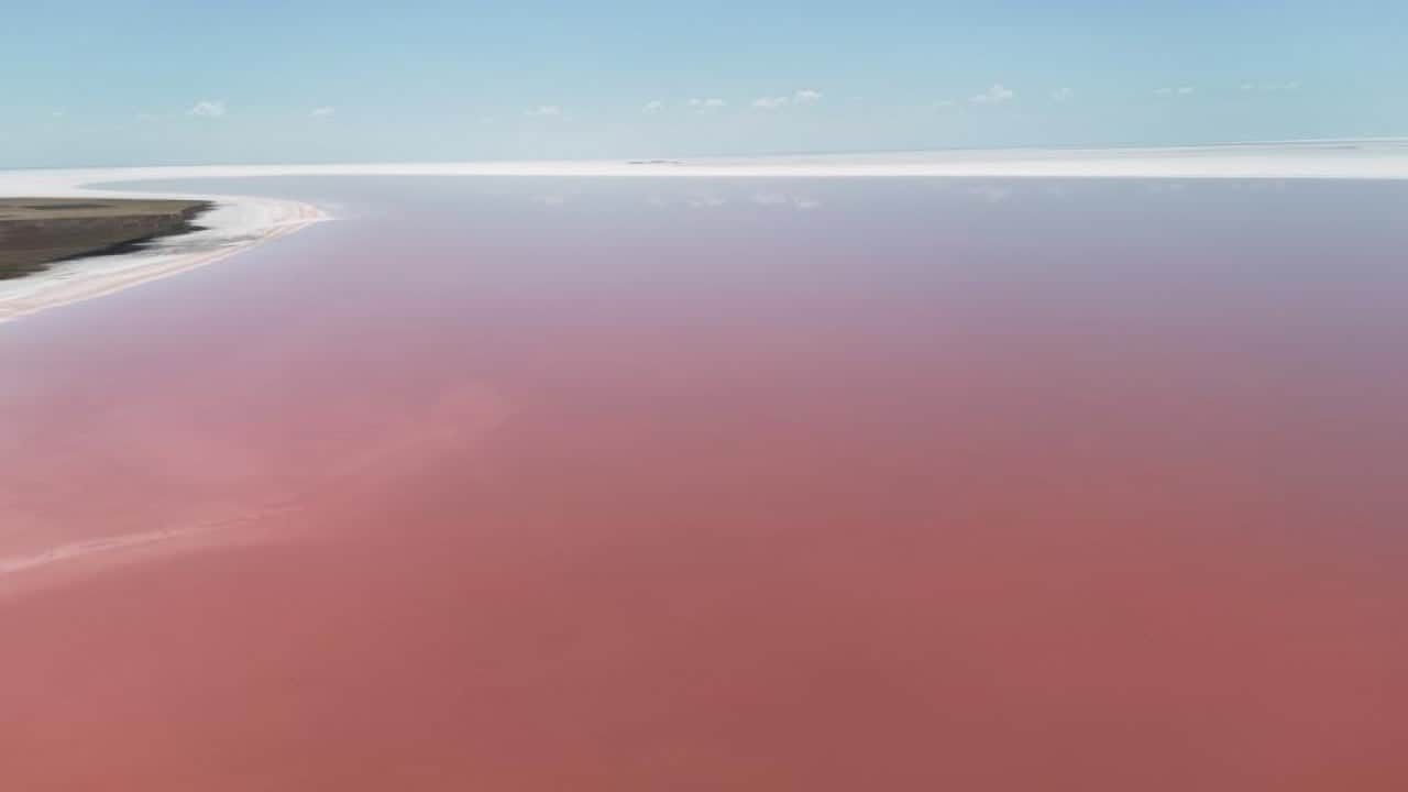 Foto - Ortopedik rahatsızlıkları olanlar akın ediyor! Tuz Gölü pembe renge büründü