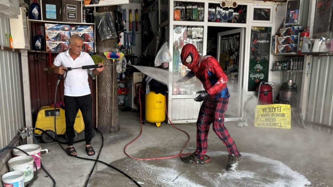 Foto - Örümcek Adam'ı hortumla yıkadılar! Ortaya güldüren görüntüler çıktı