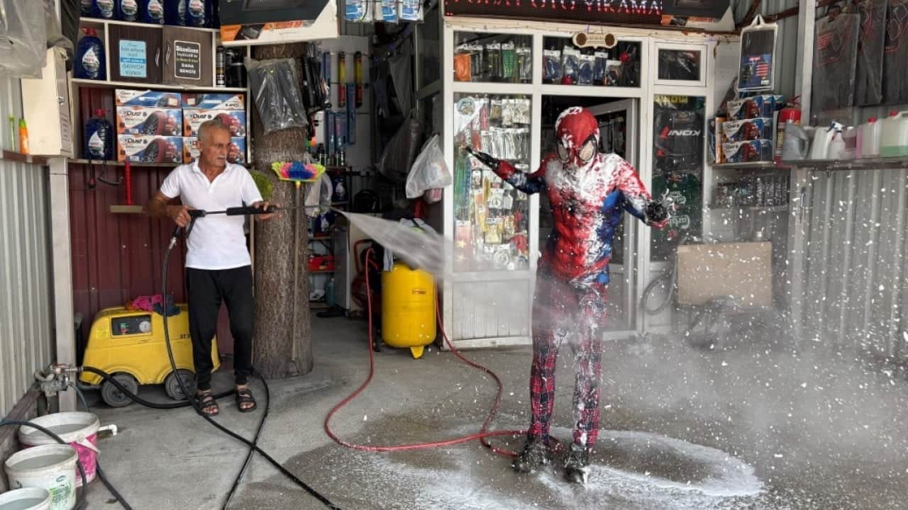 Örümcek Adam'ı hortumla yıkadılar! Ortaya güldüren görüntüler çıktı