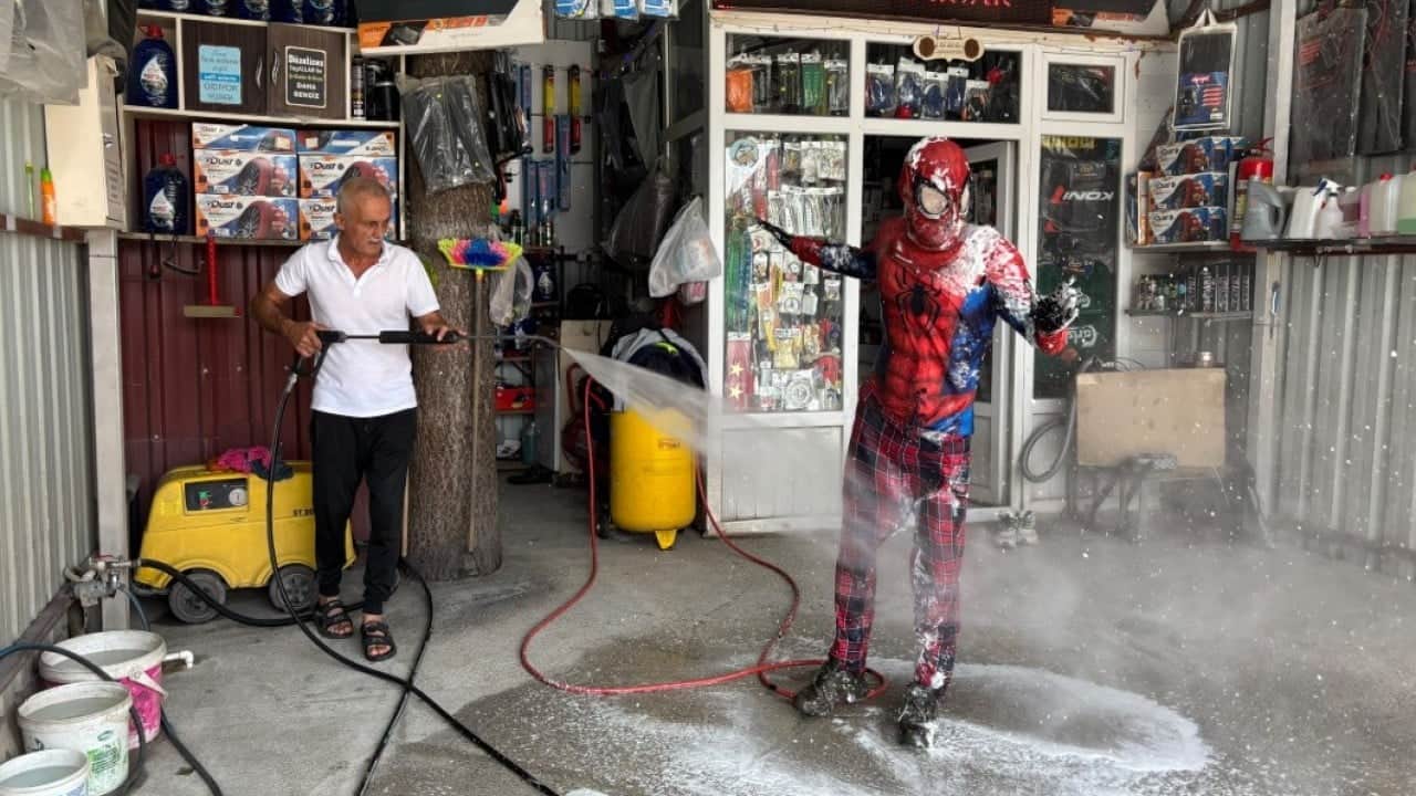 Foto - Örümcek Adam'ı hortumla yıkadılar! Ortaya güldüren görüntüler çıktı