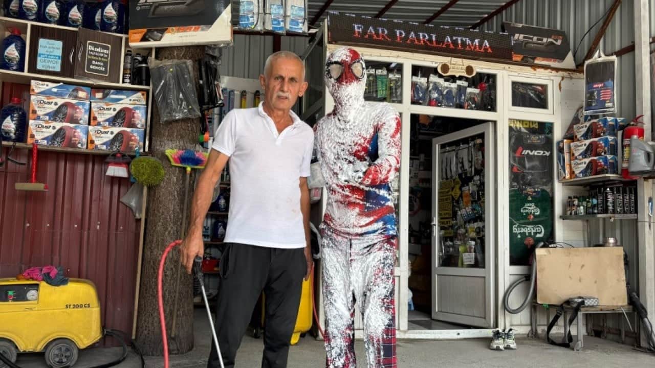 Foto - Örümcek Adam'ı hortumla yıkadılar! Ortaya güldüren görüntüler çıktı