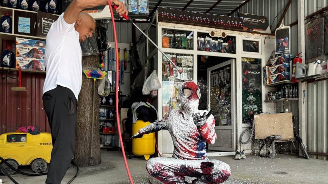Foto - Örümcek Adam'ı hortumla yıkadılar! Ortaya güldüren görüntüler çıktı
