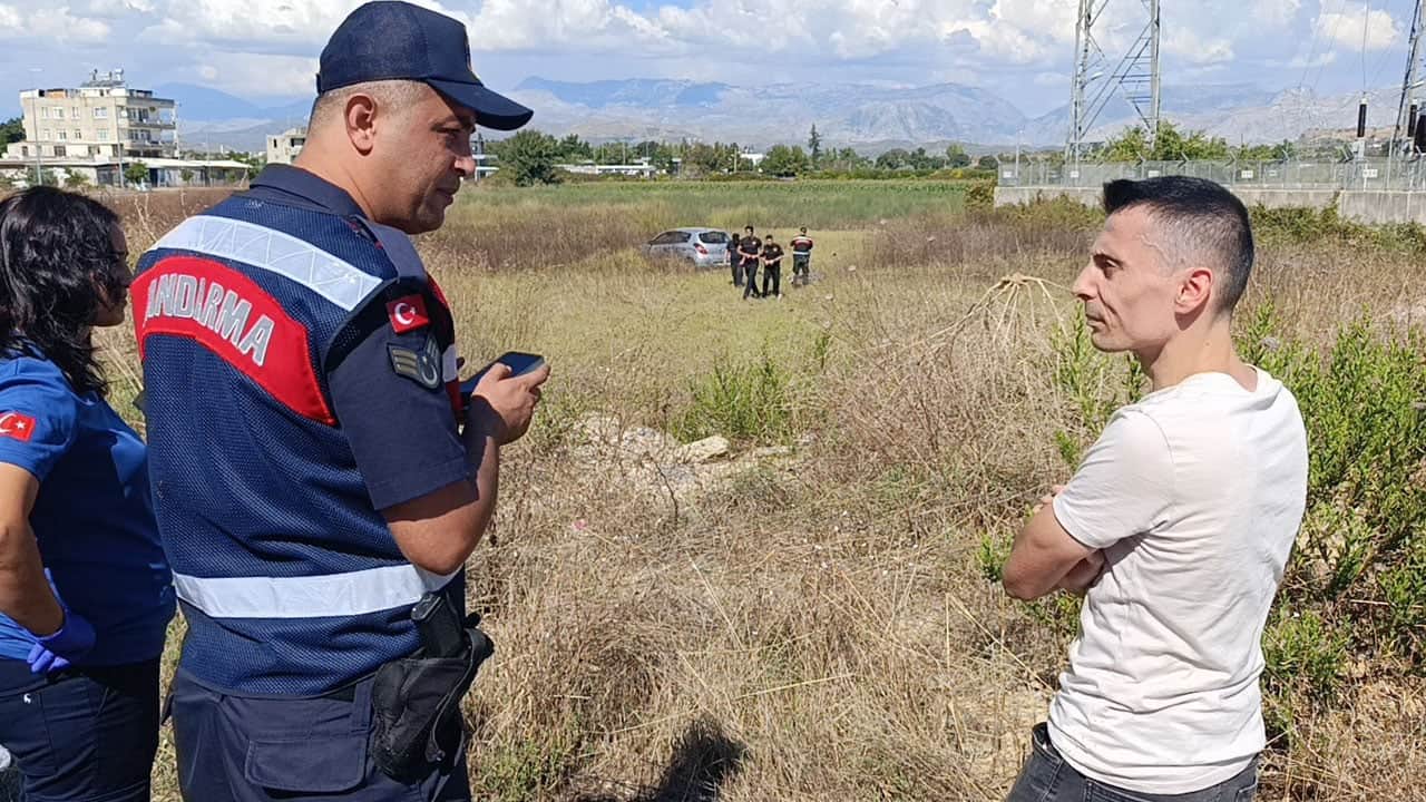 Otomobil kontrolden çıkıp tarlaya uçtu! Sürücü araçtan burnu bile kanamadan çıktı
