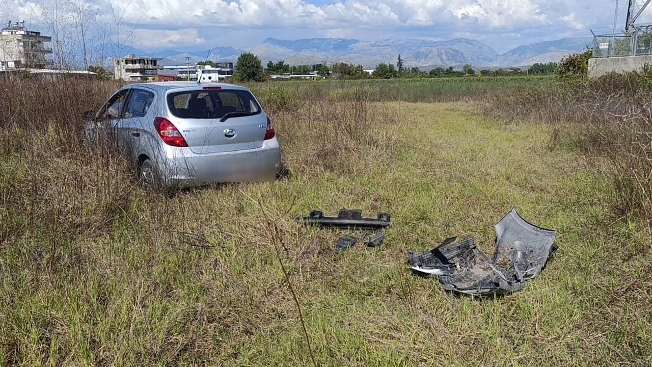 Foto - Otomobil kontrolden çıkıp tarlaya uçtu! Sürücü araçtan burnu bile kanamadan çıktı