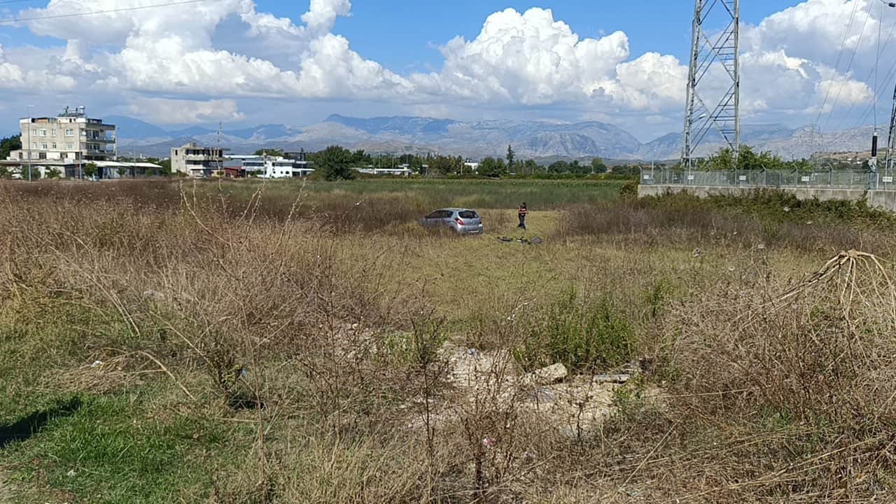 Foto - Otomobil kontrolden çıkıp tarlaya uçtu! Sürücü araçtan burnu bile kanamadan çıktı