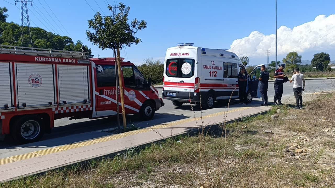Foto - Otomobil kontrolden çıkıp tarlaya uçtu! Sürücü araçtan burnu bile kanamadan çıktı