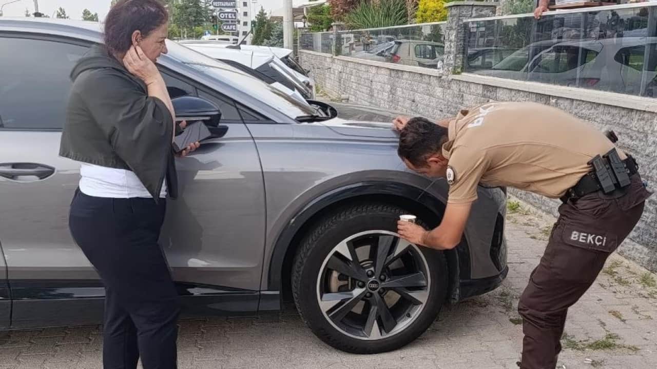 Foto - Otomobilin motor kısmına sıkışmıştı! Minik kedinin imdadına polis yetişti