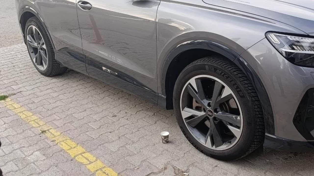 Foto - Otomobilin motor kısmına sıkışmıştı! Minik kedinin imdadına polis yetişti