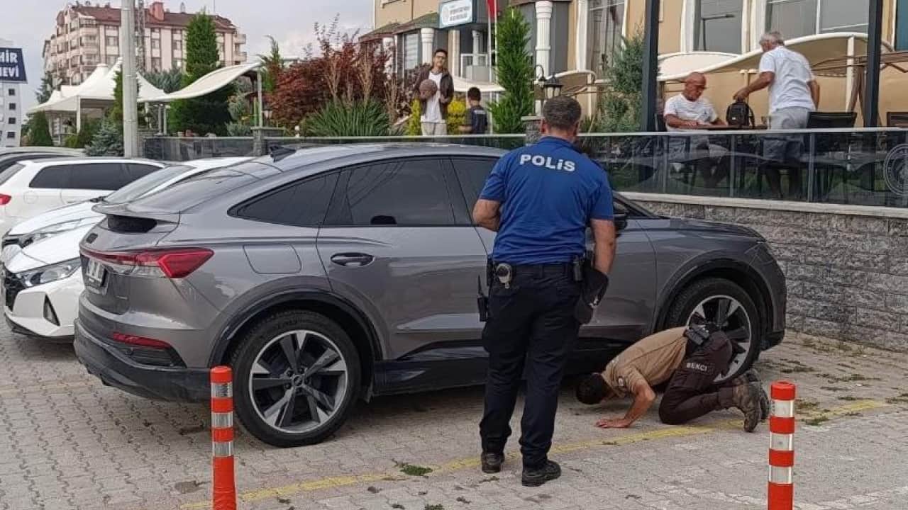Foto - Otomobilin motor kısmına sıkışmıştı! Minik kedinin imdadına polis yetişti