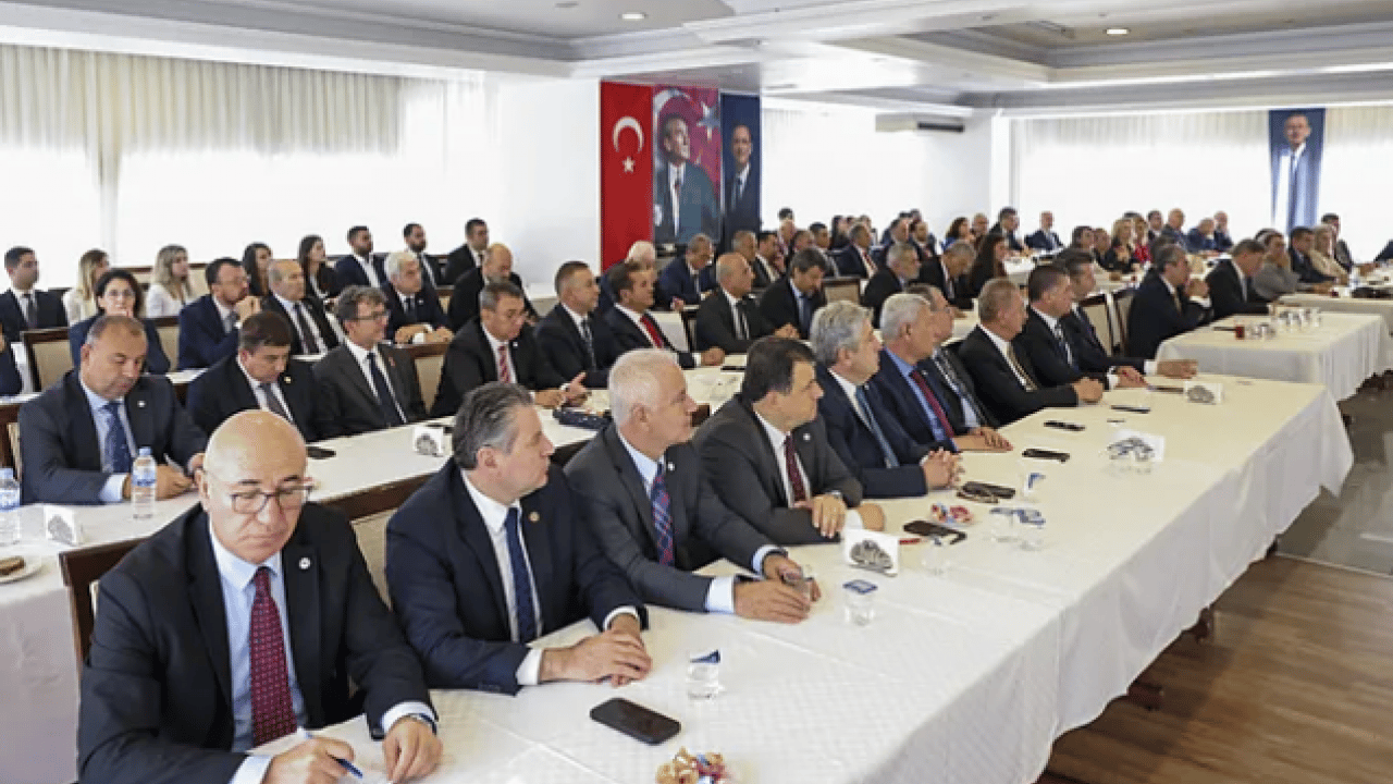 Foto - Özgür Özel vitrine alamadı: Şaibeli isimlere depo yolu