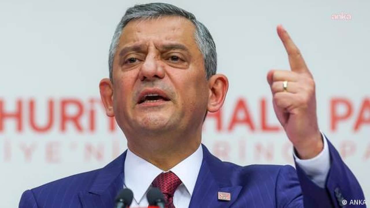 Foto - Özgür Özel'den bir yalan daha: 'Bir kişi savunmadı' dedi, yine yalancı duruma düştü