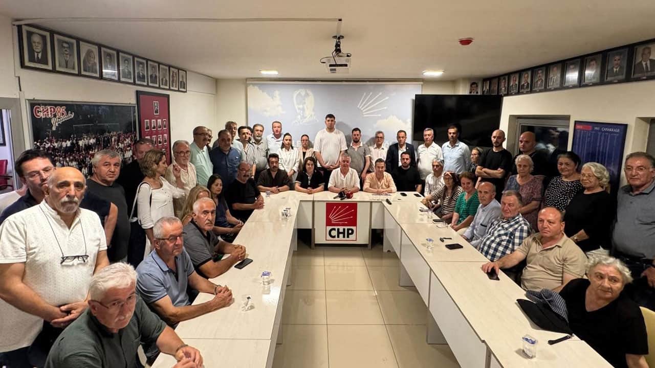 Foto - Özgür’cülerden parti içinde parti! Korsan başkandan korsan bürolar