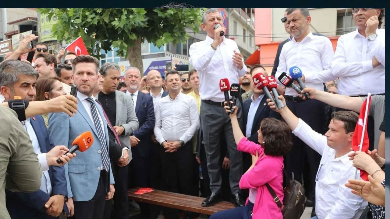 Foto - Özgür’cülerden parti içinde parti! Korsan başkandan korsan bürolar
