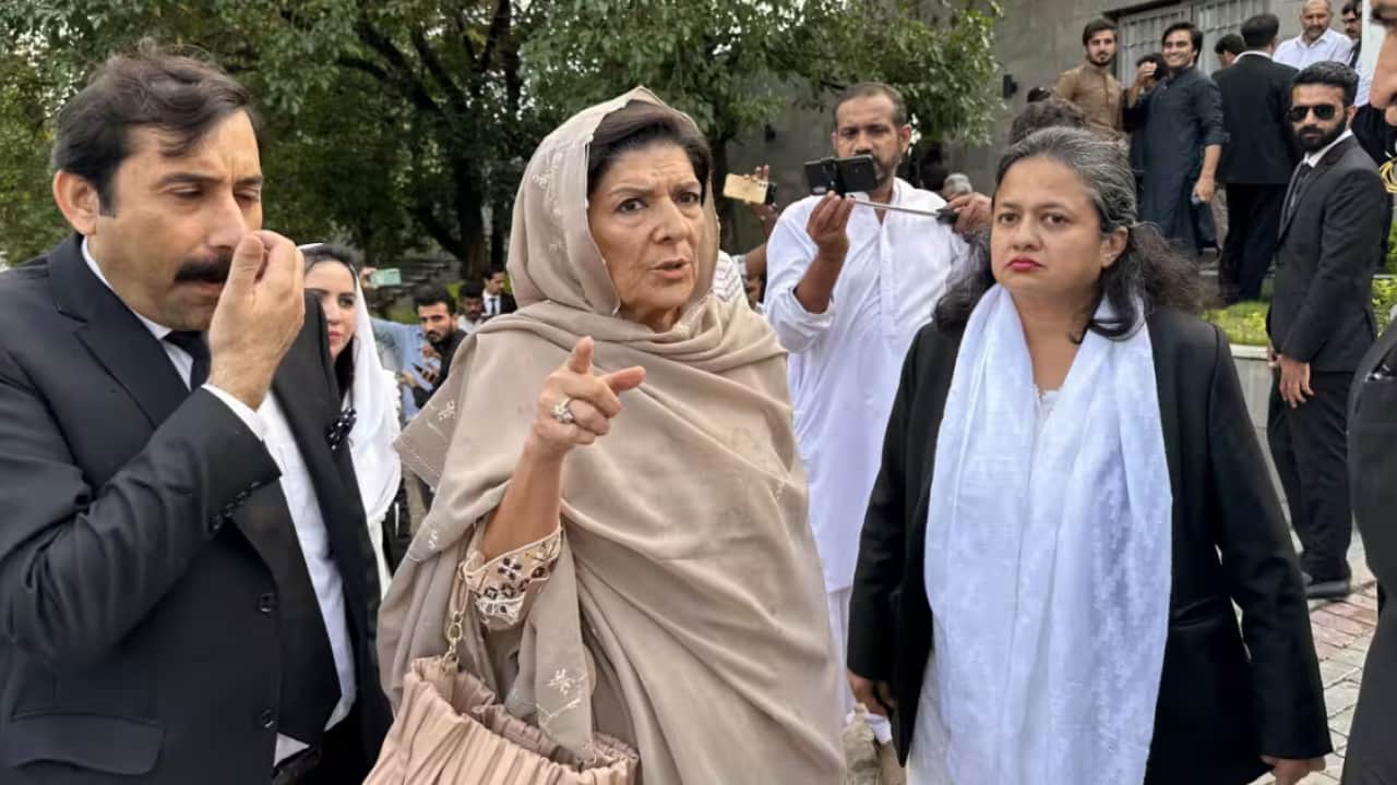 Foto - Pakistan’da protesto öncesi kritik hamle! İmran Khan’ın kız kardeşine 30 günlük gözaltı