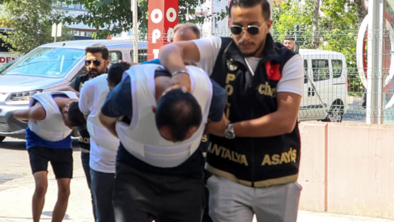 Foto - Peruklu katil sokakta pusu kurdu: Husumetlisini 13 kurşunla infaz etti