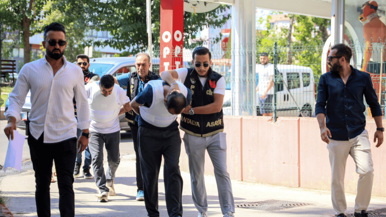 Foto - Peruklu katil sokakta pusu kurdu: Husumetlisini 13 kurşunla infaz etti