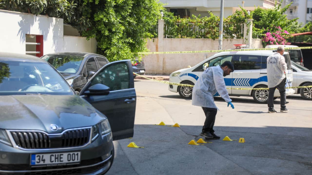 Foto - Peruklu katil sokakta pusu kurdu: Husumetlisini 13 kurşunla infaz etti