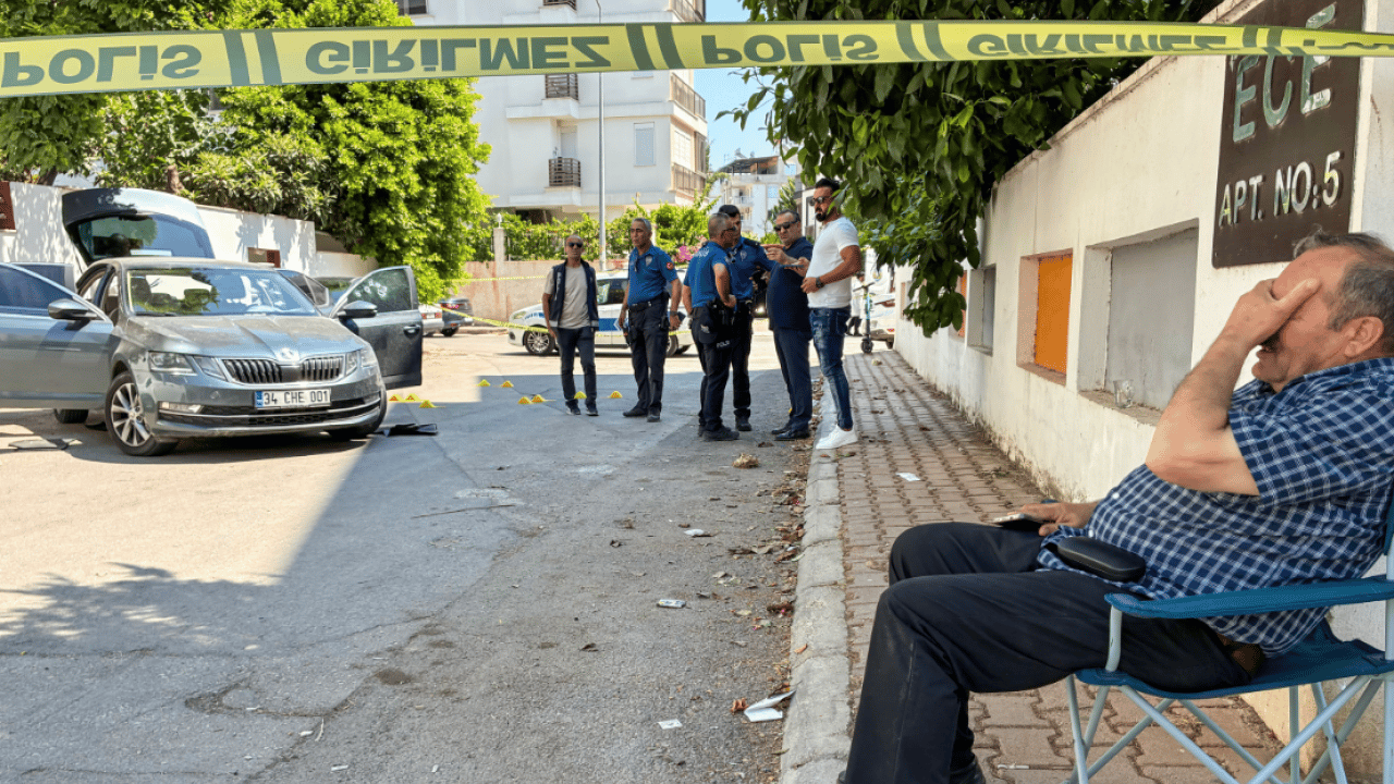 Foto - Peruklu katil sokakta pusu kurdu: Husumetlisini 13 kurşunla infaz etti