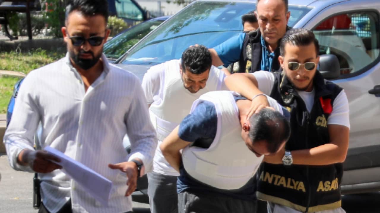 Foto - Peruklu katil sokakta pusu kurdu: Husumetlisini 13 kurşunla infaz etti