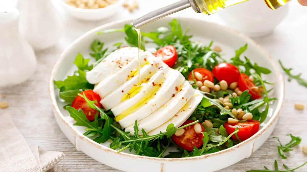 Foto - Peynirin üzerine ekleyip tüketin... Kabızlık sorununu çözüyor: Zeytinyağının üzerine herkes bunu ekliyor...