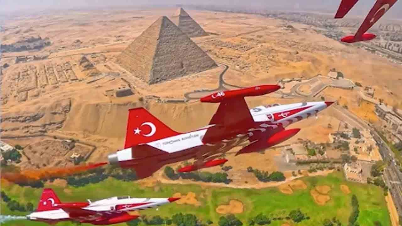Foto - Piramitlerin üzerinde Ay-Yıldız: Türk Yıldızları Mısır semalarında!
