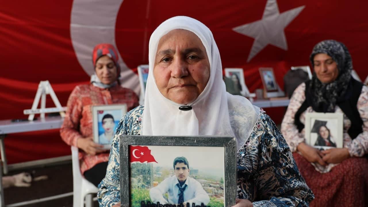 PKK ve YPG feshedildi! Diyarbakır annelerinden terörsüz Türkiye sevinci