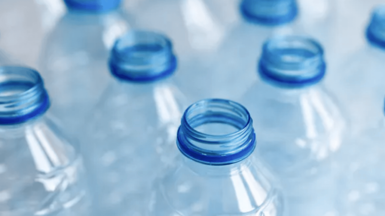 Plastik şişelerdeki o girintilerin asıl nedeni bakın neymiş! Bu ayrıntı çok şaşırtacak...
