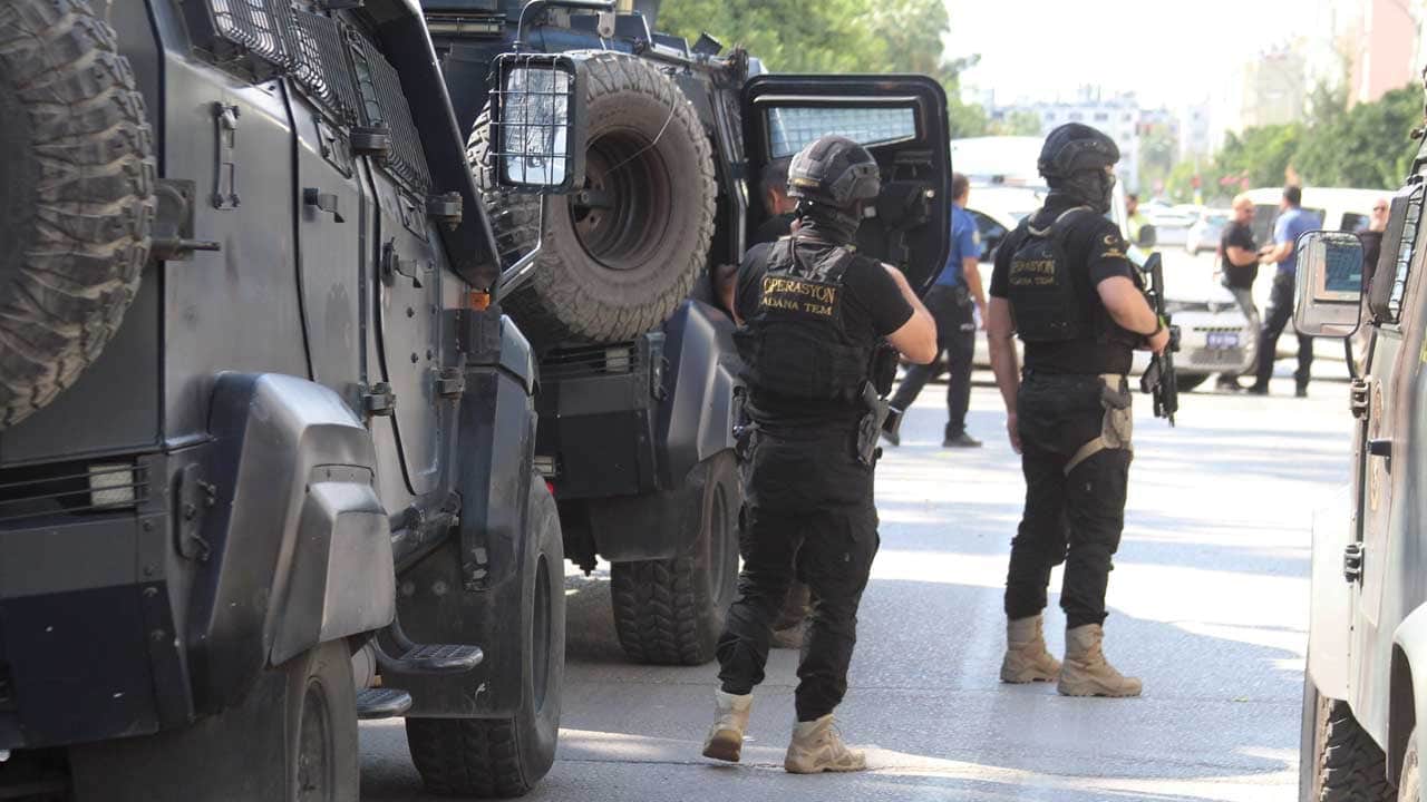 Foto - Polise el bombası ve tabancayla direndi: Özel time kafa tutunca ters kelepçeyi yedi