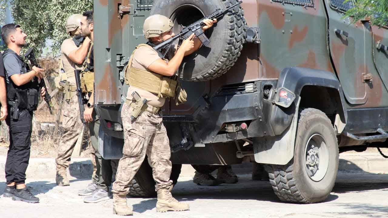 Foto - Polise el bombası ve tabancayla direndi: Özel time kafa tutunca ters kelepçeyi yedi