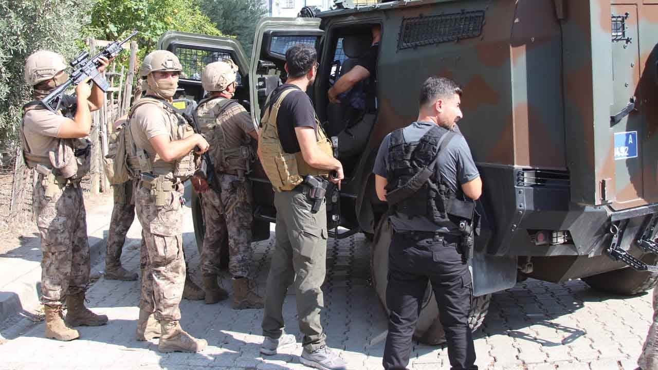 Foto - Polise el bombası ve tabancayla direndi: Özel time kafa tutunca ters kelepçeyi yedi