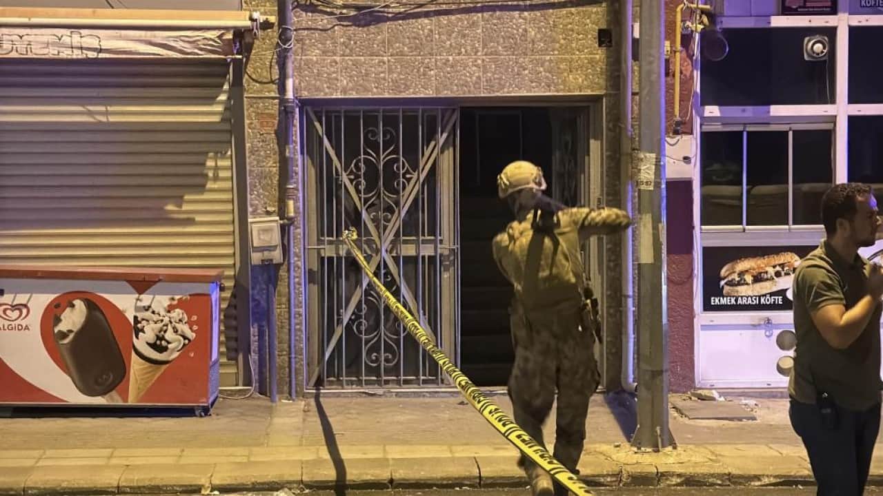 Foto - Polisi saatlerce uğraştırdı Kedi gibi çatıdan çatıya atladı 